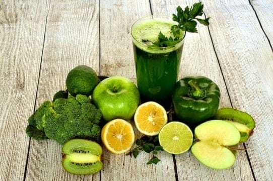 Cocktail aus grünem Obst und Gemüse