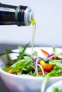Olivenöl und Salat