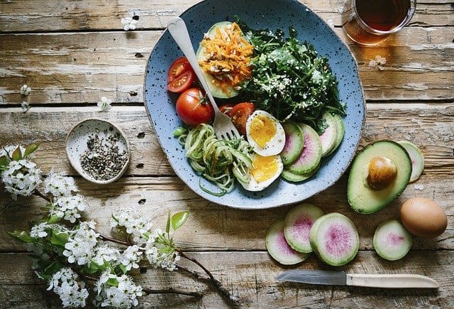 Gehirnnahrung, gesunde Mahlzeit, Ei, Avocado, Spinat