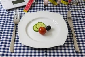 Gemüse auf dem Teller, Messer und Gabel