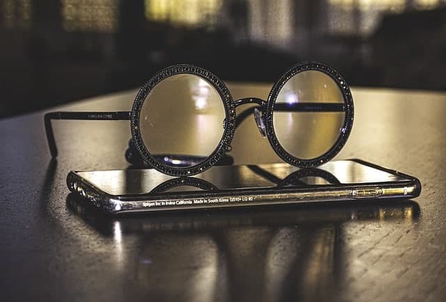Brille auf Ihrem Smartphone liegend