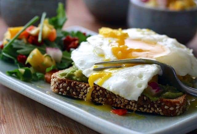 eine gesunde Mahlzeit - Vollkorntoast mit Ei und Gemüse