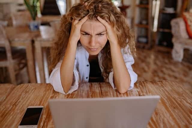 die Frau arbeitet am Computer