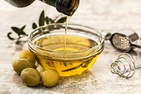  Olivenöl und grüne Oliven