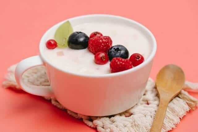  Joghurt mit Obst im Becher