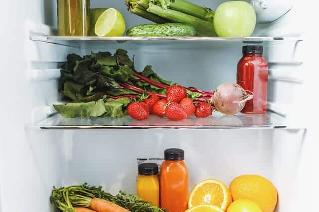 im Inneren des Kühlschranks, Gemüse, Obst und Säfte
