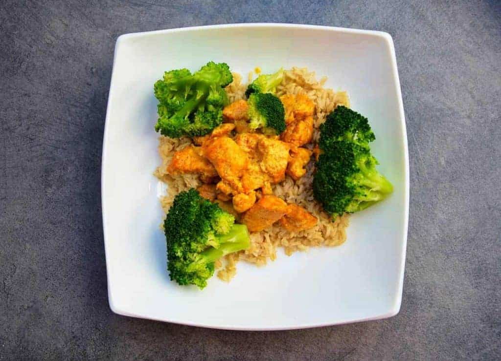  Reis mit Huhn und Brokkoli auf einem Teller