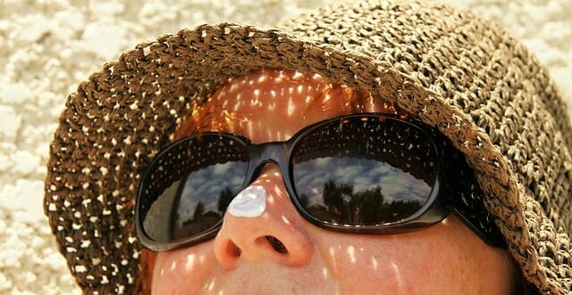  das Gesicht einer Frau mit Sonnenbrille und Hut