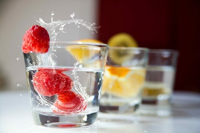  Gläser mit Wasser und Obst