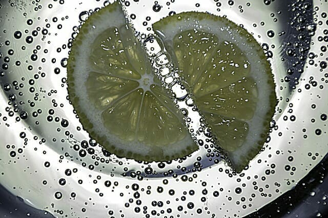  Zitronenscheiben in sprudelndem Wasser