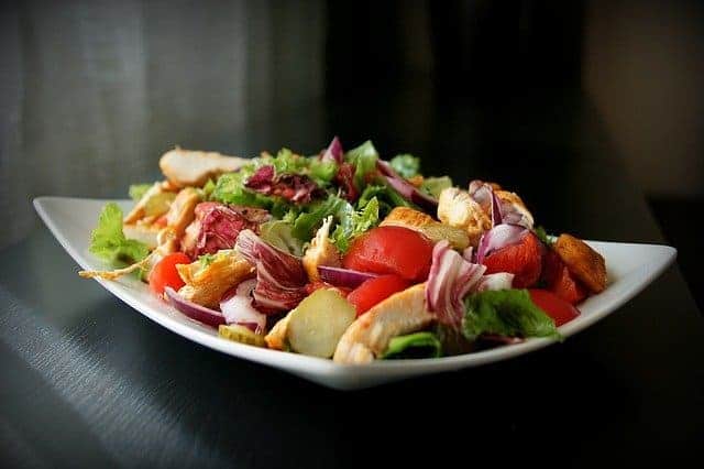  gesunder Salat auf dem Teller