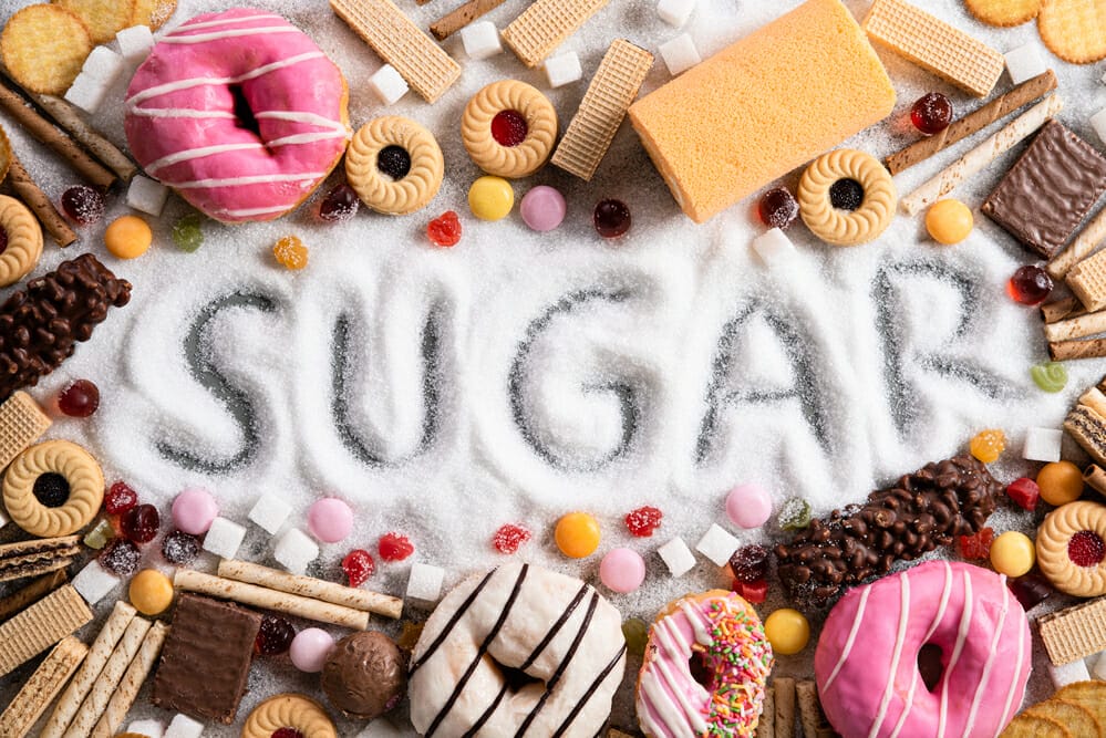  Verschütteter weißer Zucker, Süßigkeiten aller Art