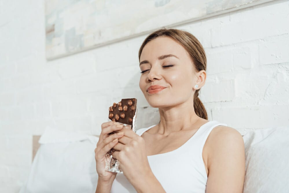  eine Frau genießt Schokolade